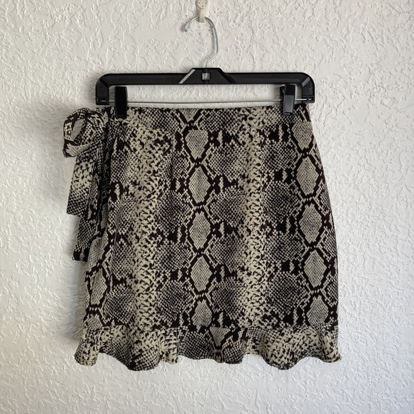 Nasty Gal Snake Skin Wrap Mini Skirt Size 2 Faux Wrap Skirt Full Coverage - Picture 4 of 15